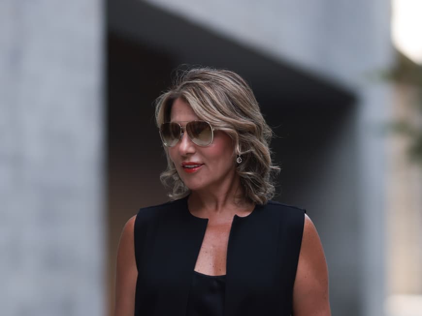 Was den angesagten Bouncy-Bob ausmacht, erfährst du hier. Frau trägt Bob-Frisur