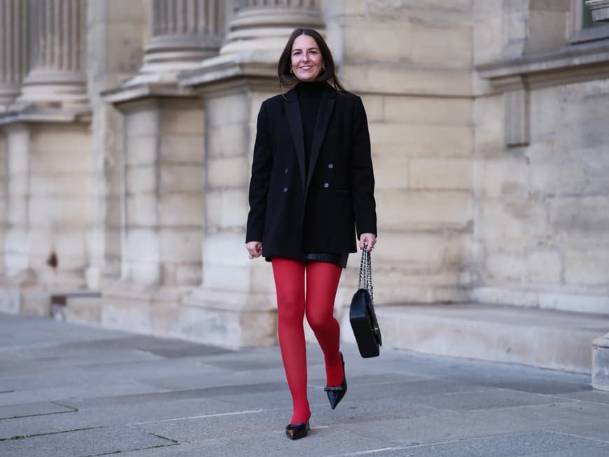 Bunte Strumpfhosen kombinieren: So gelingt der Modetrend. Frau in roter Strumpfhose
