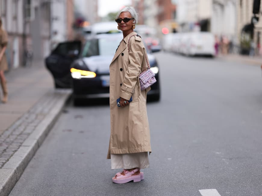 Wir zeigen dir die schönsten Frühlingsmäntel, die der Figur schmeicheln. Frau in Trenchcoat