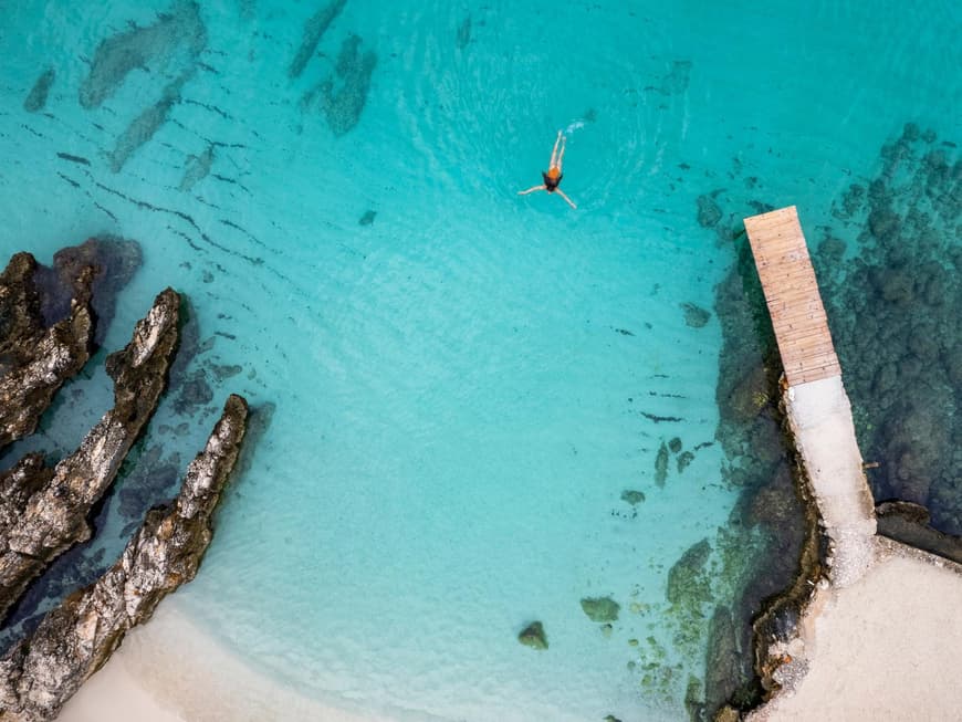 Ksamil hat traumhafte Strände mit klarem Wasser zu bieten. Ein Blick auf das türkisfarbene Meer in Ksamil von oben.