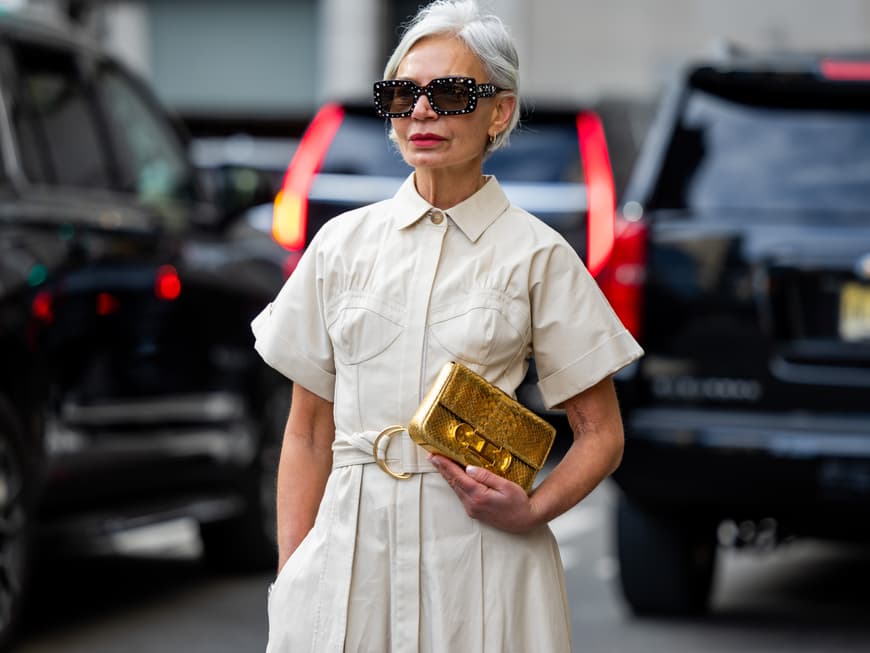 Welche Sommerkleider für die Frau ab 50 besonders schmeichelhaft sind? Wir verraten es! Grauhaarige Frau in Kleid