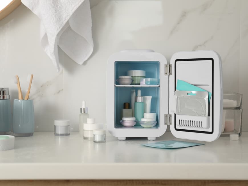 Welche Kosmetik und Skincare-Produkte gehören in den Kühlschrank? Wir verraten es dir. Kleiner Kühlschrank mit Kosmetikprodukten