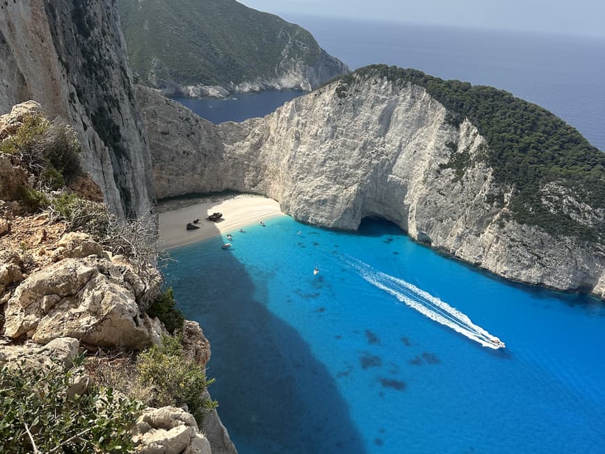 Am Navagio Beach liegt ein altes, gestrandetes Schiffswrack. Ein Blick auf den Navagio Beach mit einem alten Schiffswrack und Felsen drum herum.