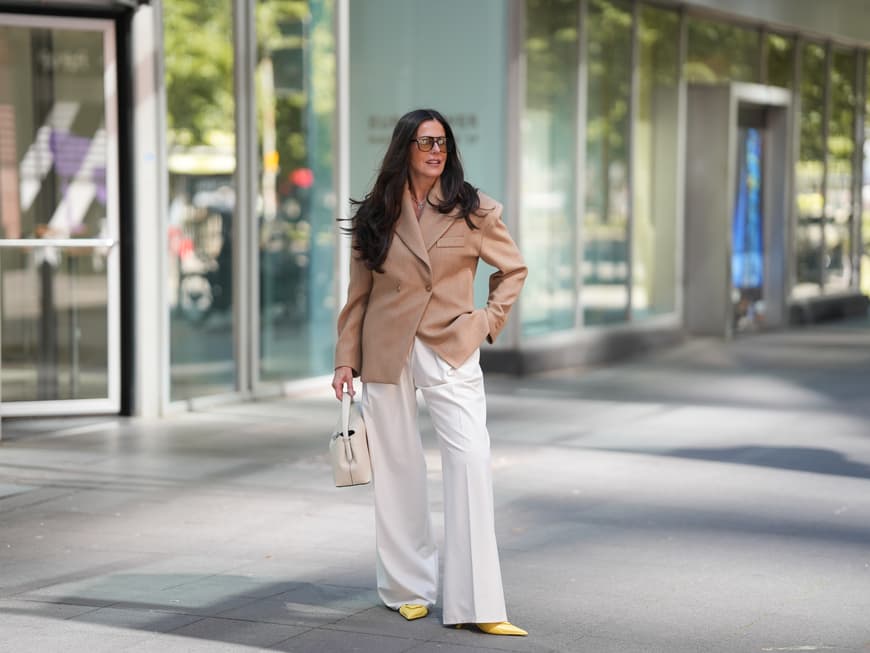 Wie du weite Hosen am besten kombinierst? Wir haben Tipps und Ideen. Frau in weiter Hose