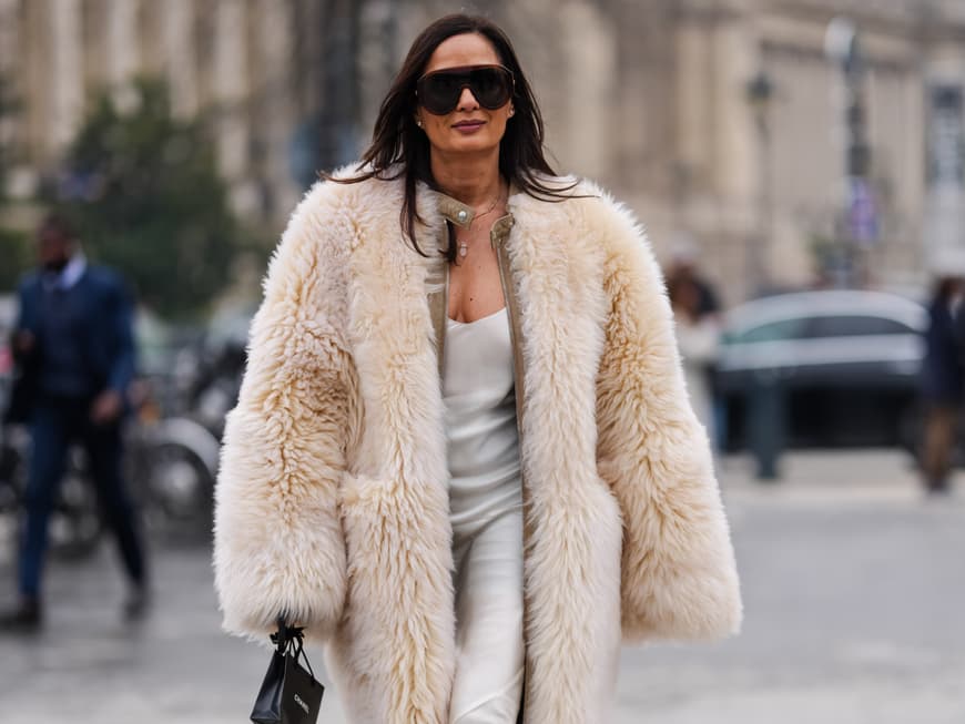 Fake-Fur-Coats sind herrlich kuschelig und warm! Frau im Fake-Fur-Mantel
