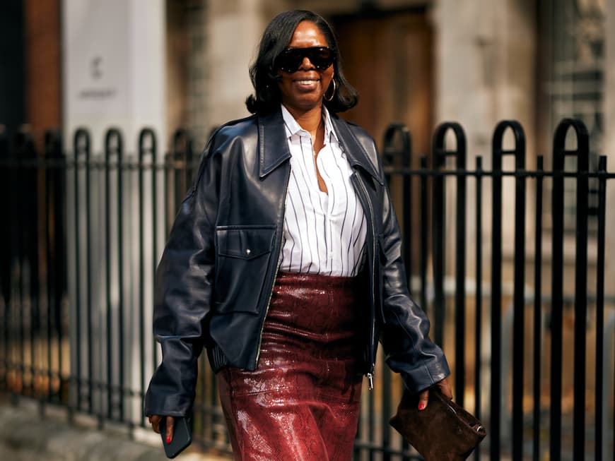 Klassische Lederjacken sind im Hemdschnitt besonders stylish. Frau in Glattlederjacke