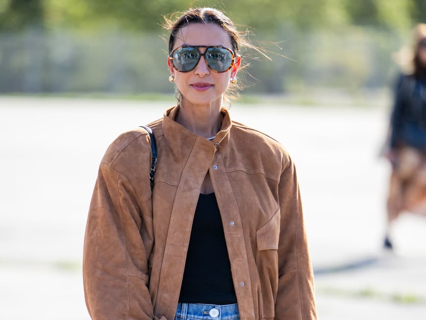 Wildlederjacken stehen für luxuriöse Lässigkeit. Frau in Wildlederjacke