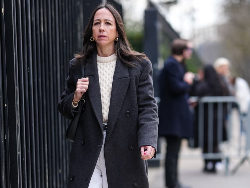 Wollmäntel im eleganten Blazer-Schnitt werten jeden Look auf. Frau mit Wollmantel im Blazer-Schnitt