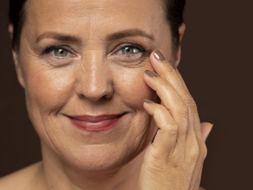 Was wirklich gegen Augenfalten hilft? Wir verraten dir die besten Tools und Wirkstoffe. Ältere Frau lächelt