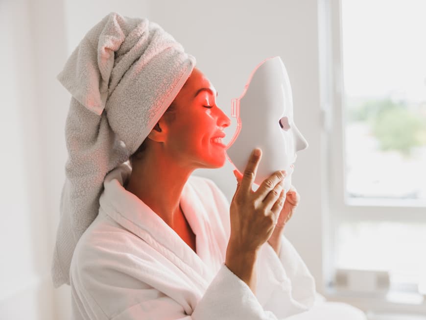 Frau mit LED-Maske Frau mit LED-Maske