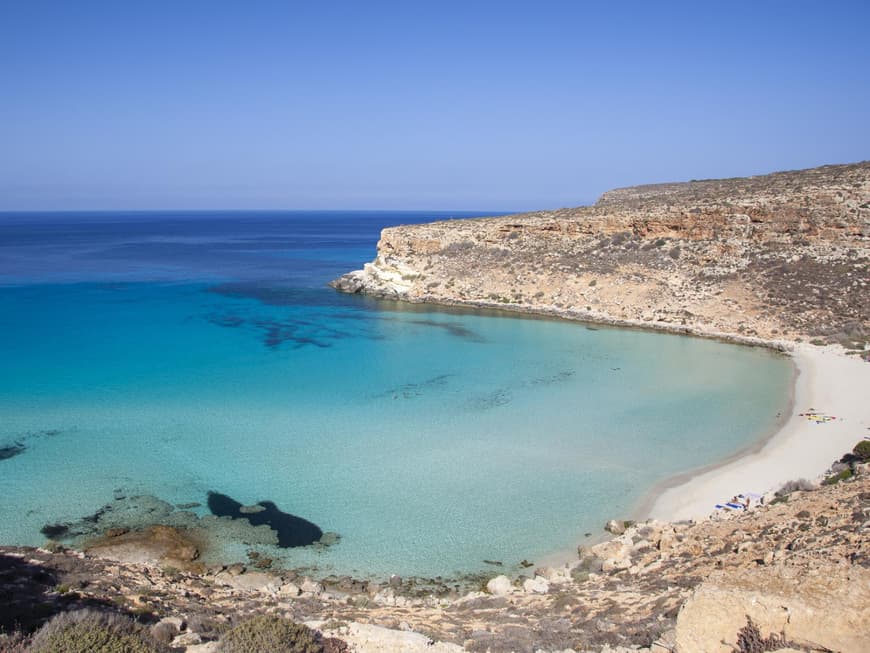 Das Wasser in der Spiaggia dei Conigli auf Lampedusa ist ein echter Traum. Die Spiaggia dei Conigli auf Lampedusa mit klarem Wasser.