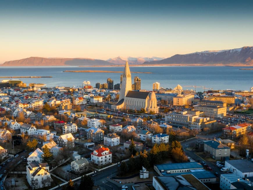 Reykjavik hat zu jeder Jahreszeit eine Menge zu bieten. Ein Blick über die Dächer von Reykjavik an einem hellen Tag mit Sonne.