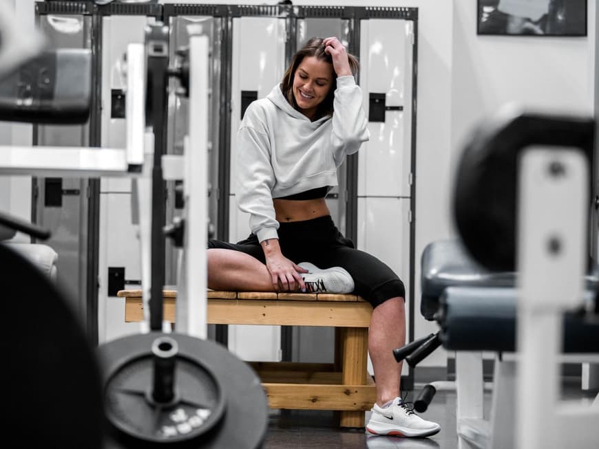 frau-im-fitnessstudio